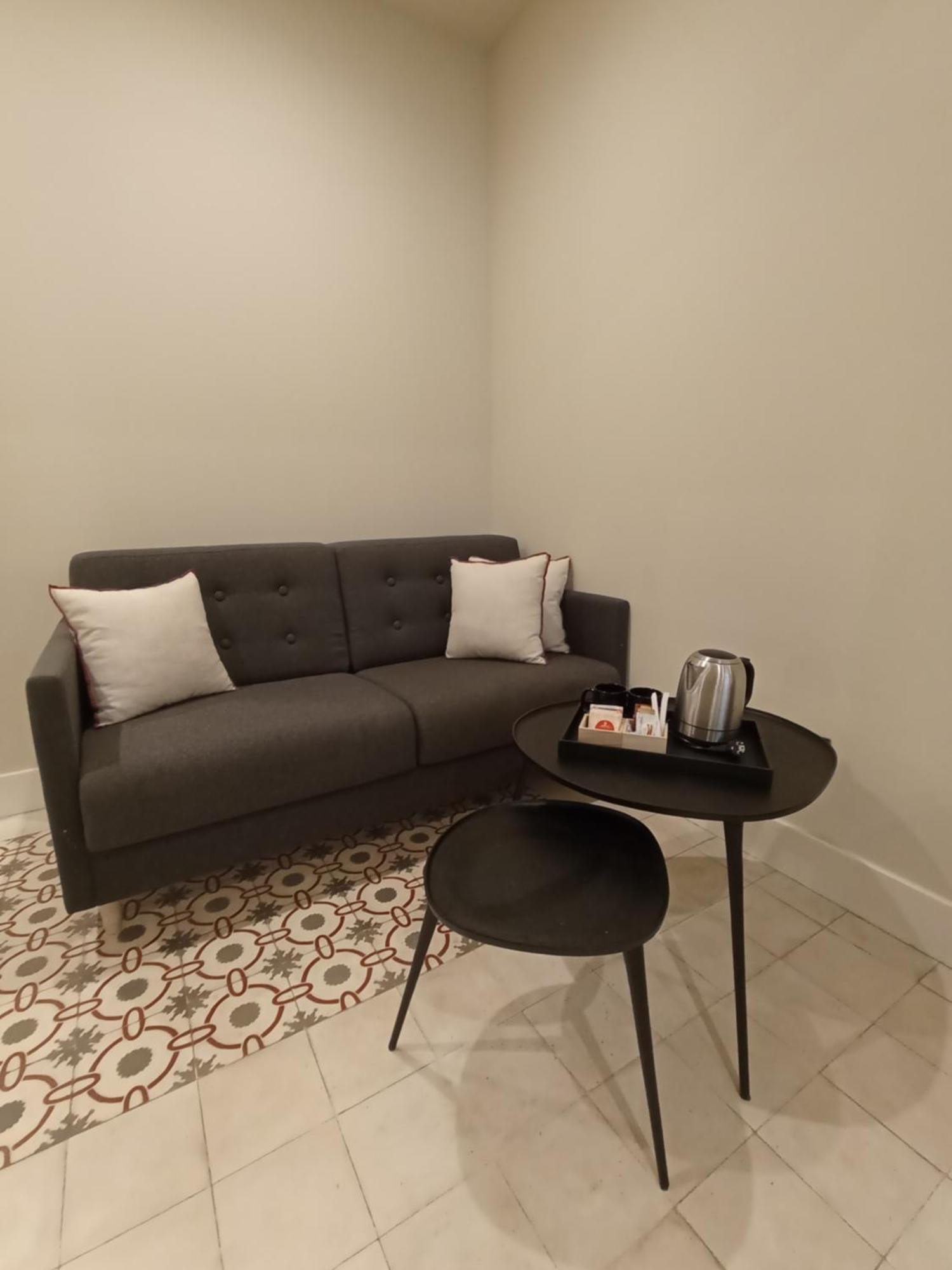 Uma Suites Parada Del Marques Sevilla Exteriör bild